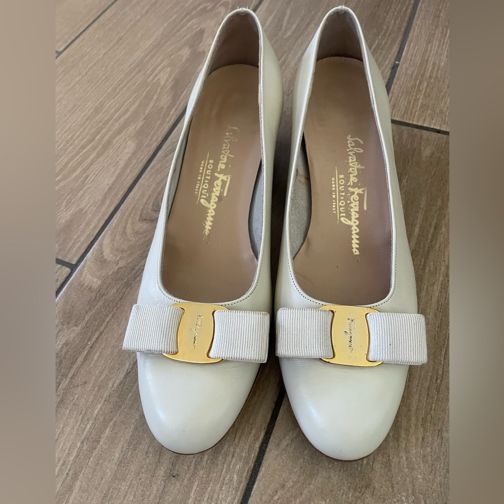 Ferragamo Bow Pumps​​